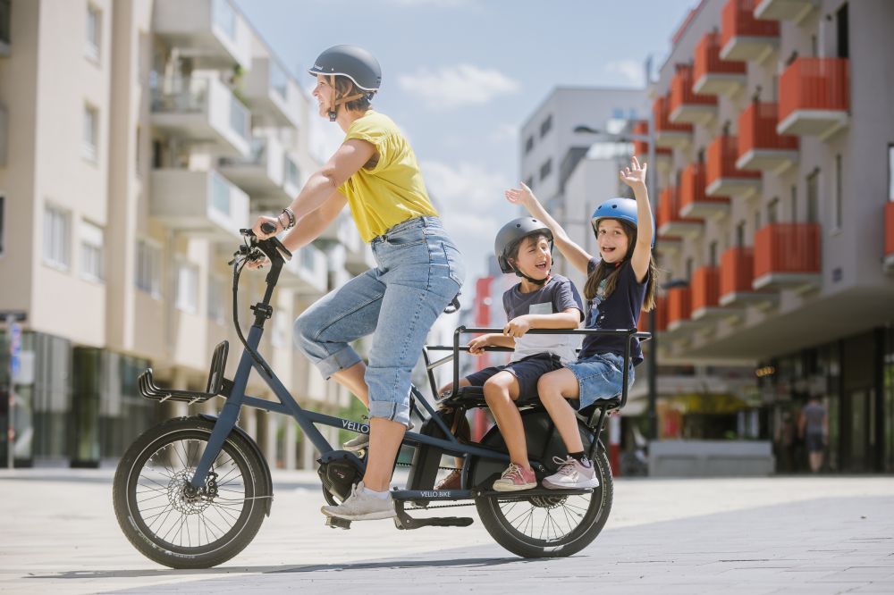 Frau mit 2 Kindern auf VELLO Faltrad