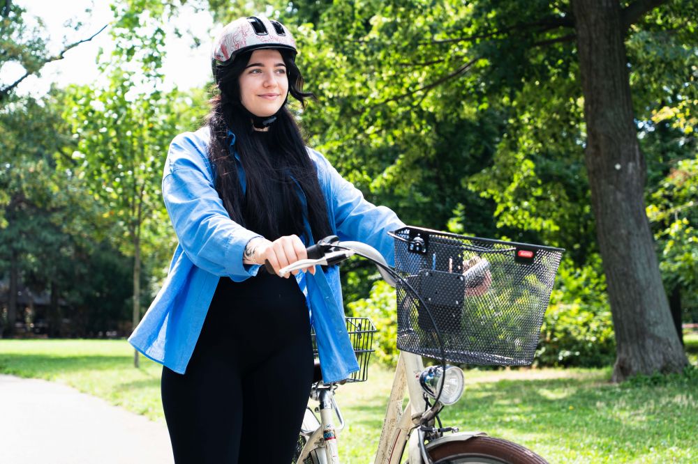 OE_Radelt_Helmdesign_cSattleggerSabine-15.jpg Seline Gigerl mit dem neuen Österreich radelt Höhenlinien Helm und Fahrrad