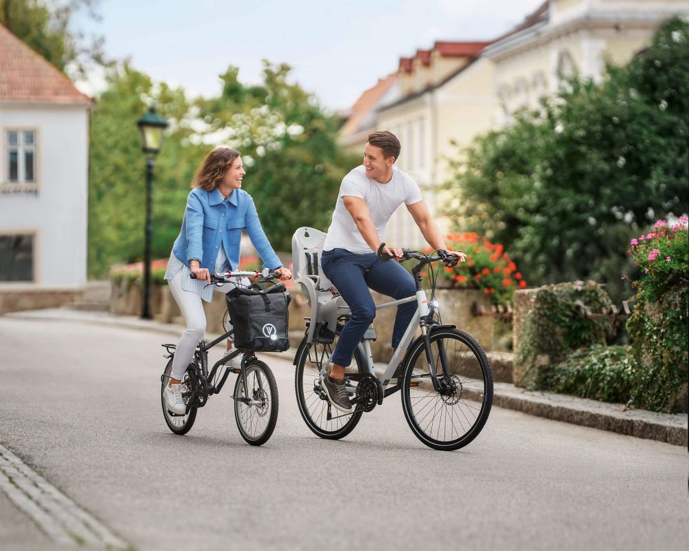 Mann und Frau auf dem Fahrrad